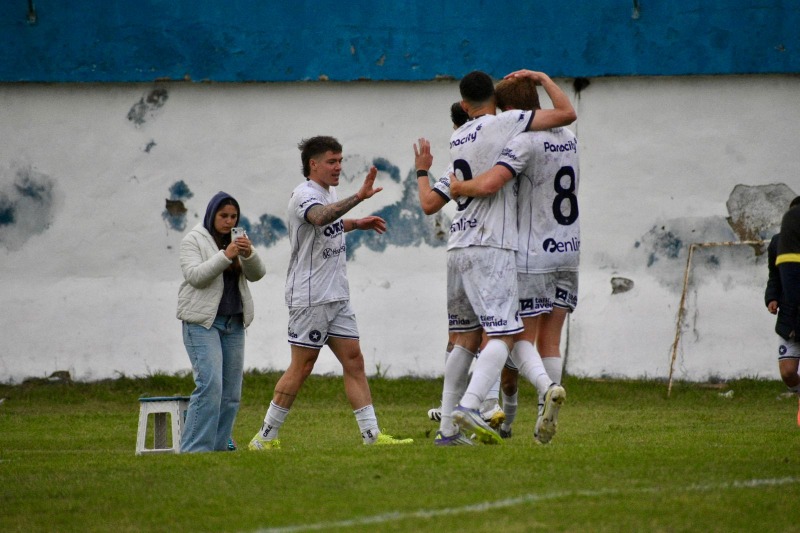 Estudiantes y Racing ganaron y se metieron en la segunda fase del Regional